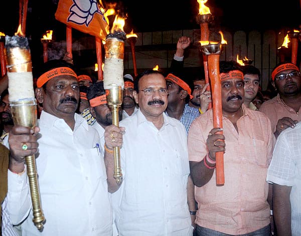 ಬೆಂಗಳೂರಿನ ನಾಗಪುರ ವಾರ್ಡ್‌ನಲ್ಲಿ ಸ್ವಾಮಿ ವಿವೇಕಾನಂದ ಜಯಂತಿ ಅಂಗವಾಗಿ ನಡೆದ ಪಂಜಿನ ಮೆರವಣಿಗೆಯಲ್ಲಿ ಕೇಂದ್ರ ಸಚಿವ ಸದಾನಂದಗೌಡ ಪಾಲ್ಗೊಂಡಿದ್ದರು. ಕಾರ್ಪೊರೇಟರ್ ಹರೀಶ್, ಉಪಮೇಯರ್ ರಂಗಣ್ಣ ಹಾಜರಿದ್ದರು.