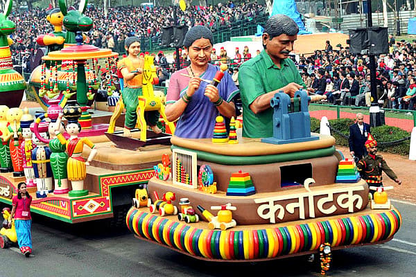 ನವದೆಹಲಿಯಲ್ಲಿ ನಡೆಯುವ ಗಣರಾಜ್ಯೋತ್ಸವ ಪರೇಡ್‌ನಲ್ಲಿ ಪಾಲ್ಗೊಳ್ಳಲಿರುವ ಕರ್ನಾಟಕದ ಚನ್ನಪಟ್ಟಣದ ಬೊಂಬೆಗಳ ಸ್ತಬ್ಧಚಿತ್ರ.