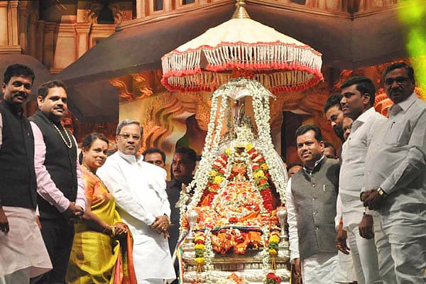 <b>ಸಂಭ್ರಮದ ಆರಂಭ:</b> ವೈಭವದ ಹಂಪಿ ಉತ್ಸವಕ್ಕೆ ಮುಖ್ಯಮಂತ್ರಿ ಸಿದ್ದರಾಮಯ್ಯ ಅವರು ಶುಕ್ರವಾರ ಚಾಲನೆ ನೀಡಿದರು. ಈ ವೇಳೆ ಸಚಿವರಾದ ಉಮಾಶ್ರೀ, ಪಿ.ಟಿ. ಪರಮೇಶ್ವರ್ ನಾಯ್ಕ್, ಶಾಸಕ ಅನಿಲ್ ಲಾಡ್ ಸೇರಿ ಇತರರು ಇದ್ದರು.