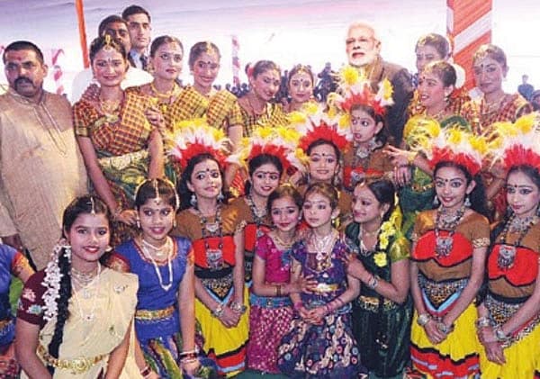<b>ಪ್ರಧಾನಿ ಜತೆ ಕನ್ನಡಿಗರ ಸಂಕ್ರಾಂತಿ: </b> ದೆಹಲಿಯಲ್ಲಿರುವ ಕರ್ನಾಟಕ ಸಂಘದ ವತಿಯಿಂದ ಏರ್ಪಡಿಸಿದ್ದ ದಕ್ಷಿಣ ಭಾರತ ರಾಜ್ಯಗಳ ಸಾಂಸ್ಕೃತಿಕ ಉತ್ಸವ ಸಂಕ್ರಾಂತಿ ಮಿಲನ ಕಾರ್ಯಕ್ರಮದಲ್ಲಿ ವಿವಿಧ ಕಲೆ ಪ್ರದರ್ಶಿಸಿದ ಕೋಲಾರದ ವಿದ್ವಾನ್ ರಮೇಶ್ ನೇತೃತ್ವದ ತಂಡದ ಸದಸ್ಯರು ಪ್ರಧಾನಿ ನರೇಂದ್ರ ಮೋದಿ ಅವರನ್ನು ಭೇಟಿ ಮ