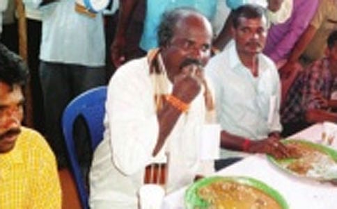12 ಮುದ್ದೆ ನುಂಗಿ ಬಹುಮಾನ ಗೆದ್ದ ಭೂಪ!