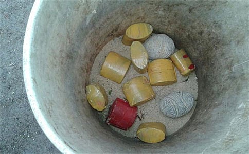 ಬಂಗಾಳದಲ್ಲಿ 200 ಕಚ್ಚಾ ಬಾಂಬ್ ವಶ: ಇಬ್ಬರ ಬಂಧನ