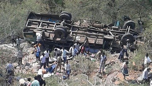 ಹೊಗೇನಕಲ್ ಬಳಿ ಕಂದಕಕ್ಕೆ ಬಸ್ ಉರುಳಿ 5 ಸಾವು