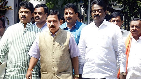 ಸಿದ್ದು ವಿರುದ್ಧ ಅರ್ಕಾವತಿ ಅಸ್ತ್ರ: ರಾಜ್ಯಪಾಲರ ಭೇಟಿ ಮಾಡಿದ ಬಿಜೆಪಿ