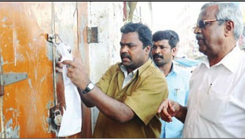 ಬಾಡಿಗೆ ಕರಾರು ನವೀಕರಿಸದ ಆರು ಮಳಿಗೆಗಳಿಗೆ ಬೀಗ