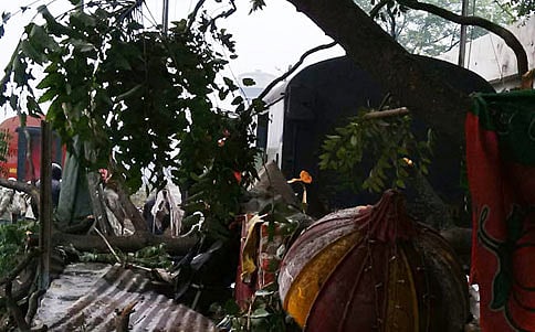 ದೇಗುಲಕ್ಕೆ ನುಗ್ಗಿದ ಎಕ್ಸ್‌ಪ್ರೆಸ್ ರೈಲು