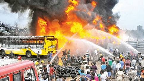 ಬೆಂಕಿ ಆಕಸ್ಮಿಕಕ್ಕೆ 8 ಶಾಲಾ ಬಸ್ ಭಸ್ಮ