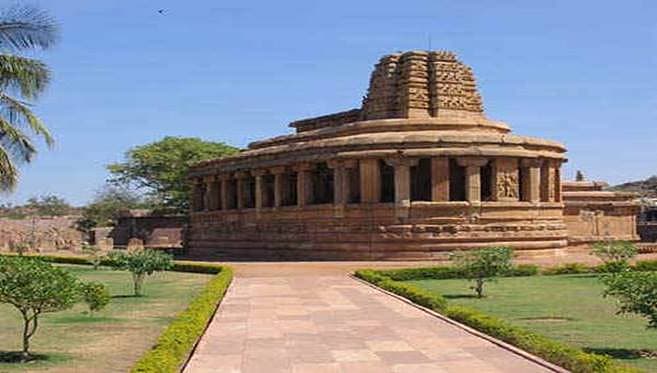 <b>ಐಹೊಳೆ</b>: ಭಾರತೀಯ ಶಿಲ್ಪಕಲೆಯ ತೊಟ್ಟಿಲು ಎನಿಸಿರುವ ಐಹೊಳೆ, ಮಲಪ್ರಭಾ ನದಿಯ ದಂಡೆಯಲ್ಲಿದೆ. ಬಾಗಲಕೋಟೆ ಜೆಲ್ಲೆಯ ಬಾದಾಮಿ ತಾಲ್ಲೂಕಿಗೆ ಸೇರಿದ ಐಹೊಳೆ ಚಾಲುಕ್ಯ ವಾಸ್ತುಶಿಲ್ಪದ ಒಂದು ದೊಡ್ಡ ಕೇಂದ್ರ.