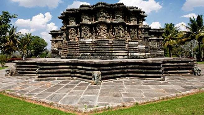 <b>ಹಳೇಬೀಡು</b>: ಕರ್ನಾಟಕದ ಪ್ರಮುಖ ಪ್ರವಾಸಿ ಸ್ಥಳಗಳಲ್ಲೊಂದು ಮತ್ತು ಐತಿಹಾಸಿಕ ಹಿನ್ನೆಲೆಯಿರುವ ಸ್ಥಳ. ಶಿಲ್ಪಕಲೆಗೆ ಹೆಸರಾಗಿದೆ. <br><br>