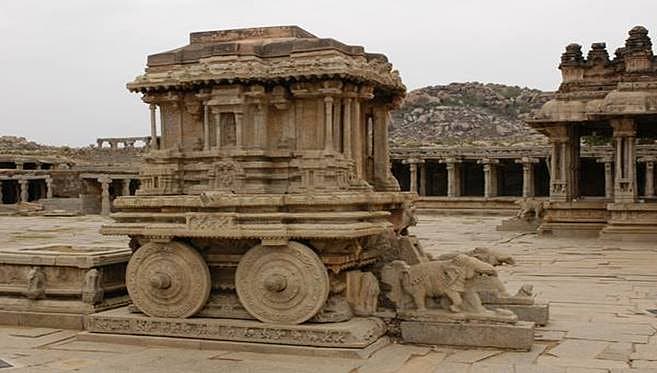 <b>ಹಂಪೆ</b>: ಹಂಪೆ ಬಳ್ಳಾರಿ ಜಿಲ್ಲೆಯ ಹೊಸಪೇಟೆಯ ಬಳಿ ಇರುವ ಈ ಊರು. ೧೩೩೬ರಿಂದ ೧೫೬೫ರವರೆಗೆ ಇದು ವಿಜಯನಗರ ಸಾಮ್ರಾಜ್ಯದ ರಾಜಧಾನಿ ಆಗಿತ್ತು. ಹಂಪೆಯ ಮೊದಲನೆ ಹೆಸರು 'ಪಂಪಾ' ಎಂದಿತ್ತು.<br><br>