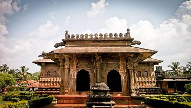 <b>ಕೆಳದಿ</b>: ಕರ್ನಾಟಕ ರಾಜ್ಯದ ಶಿವಮೊಗ್ಗ ಜಿಲ್ಲೆಯ ಸಾಗರ ತಾಲೂಕಿನಿಂದ ೮ ಕಿ.ಮೀ. ದೂರದಲ್ಲಿರುವ ಗ್ರಾಮ. ಹನ್ನೆರಡನೆಯ ಶತಮಾನದಲ್ಲಿ ಈ ಊರು ಸಾಂತರಸರ ಅಧೀನದಲ್ಲಿತ್ತು. ಪೊಂಬುಚ್ಚ ಪುರವರಾಧೀಶ್ವರನಾಗಿದ್ದ ಮಹಾಮಂಡಳೇಶ್ವರ ತ್ರಿಭುವನಮಲ್ಲ ಭುಜಬಲ ಪ್ರತಾಪ ಶಾಂತರಸನ ತೃಟಿತ ಶಾಸನವೊಂದು ಇಲ್ಲಿ ದೊರೆತಿದೆ.
