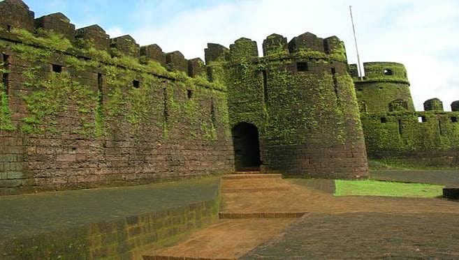 <b>ಮಿರ್ಜಾನ್ ಕೋಟೆ</b>: ಉತ್ತರಕನ್ನಡದ ಗೋಕರ್ಣದಿಂದ ಸುಮಾರು ೧೧ ಕಿಮೀ ದೂರ ಹಾಗು ಹೆದ್ದಾರಿಯಿಂದ ೦.೫ ಕಿಮೀ ದೂರದಲ್ಲಿ ಮಿರ್ಜಾನ್ ಇದೆ. ನಾವು ಕಾಣಬಹುದಾದ ಉತ್ತಮ ಕೋಟೆಗಳಲ್ಲಿ ಮಿರ್ಜಾನ್ ಕೋಟೆಯೂ ಒಂದು.