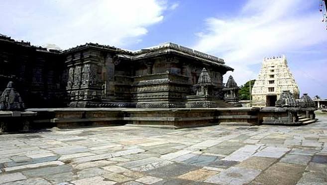 <b>ಬೇಲೂರು</b>: ಹಾಸನ ಜಿಲ್ಲೆಯ ಪ್ರಮುಖ ಪ್ರವಾಸಿ ಸ್ಥಳಗಳಲ್ಲೊಂದು. ಶಿಲ್ಪಕಲೆಗೆ ಖ್ಯಾತಿ ಪಡೆದಿದೆ. ಹಳೇಬೀಡಿಗೆ ಮುನ್ನ ಬೇಲೂರು ಹೊಯ್ಸಳ ಸಾಮ್ರಾಜ್ಯದ ರಾಜಧಾನಿಯಾಗಿತ್ತು.<br><br>