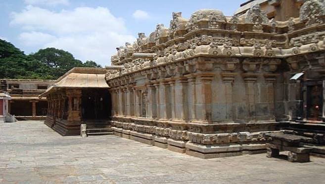 <b>ಭೋಗನಂದೀಶ್ವರ ದೇವಾಲಯ</b>: ಚಿಕ್ಕಬಳ್ಳಾಪುರ ಜಿಲ್ಲೆಯಲ್ಲಿ ಶಿಲ್ಪಕಲೆ ಎಂದೊಡನೆ ಚೋಳರ ಕಾಲದ ನಂದಿಯ ಭೋಗನಂದೀಶ್ವರ ದೇವಾಲಯ ನೆನಪಾಗುತ್ತದೆ. ಇದೂ ಕರ್ನಾಟಕದ ಪ್ರಮುಖ ಐತಿಹಾಸಿಕ ಸ್ಥಳಗಳಲ್ಲಿ ಒಂದು <br><br>