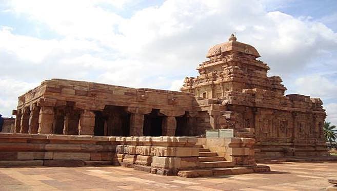 <b>ಪಟ್ಟದಕಲ್ಲು</b>: ದೇವಸ್ಥಾನಗಳ ಶಿಲ್ಪಕಲೆಯ ಪ್ರಪ್ರಥಮ ಪ್ರಯೋಗಗಳನ್ನು ಪ್ರತಿನಿಧಿಸುವ ದೇವಾಲಗಳ ಗು೦ಪಿಗೆ ಪಟ್ಟದಕಲ್ಲು ಪ್ರಸಿದ್ಧ.