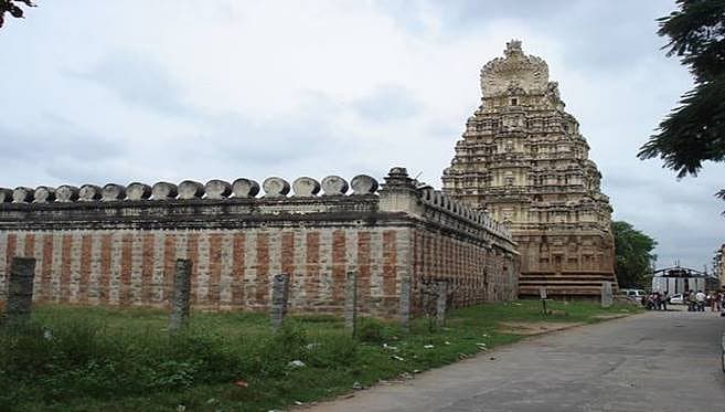 <b>ಶ್ರೀರಂಗಪಟ್ಟಣ:</b> ಕರ್ನಾಟಕದ ಮಂಡ್ಯ ಜಿಲ್ಲೆಯ ಒಂದು ಪ್ರಮುಖ ಐತಿಹಾಸಿಕ, ಪಟ್ಟಣ, ವಿಜಯನಗರ ಸಾಮ್ರಾಜ್ಯದ ಕಾಲದಿಂದಲೂ ಶ್ರೀರಂಗಪಟ್ಟಣ ಐತಿಹಾಸಿಕ ಮಹತ್ವವುಳ್ಳ ಊರಾಗಿದೆ. ಟಿಪ್ಪು ಸುಲ್ತಾನ ಹಾಗು ಹೈದರಾಲಿ ಯವರ ಕಾಲದಲ್ಲಿ ಶ್ರೀರಂಗಪಟ್ಟಣ ಮೈಸೂರು ಸಾಮ್ರಾಜ್ಯದ ರಾಜಧಾನಿಯಾಗಿತ್ತು.