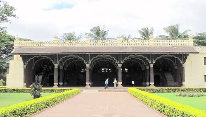 <b>ಟಿಪ್ಪು ಅರಮನೆ: </b>ಬೆಂಗಳೂರಿನ ಕೋಟೆಯ ಆವರಣದಲ್ಲಿ 1791ರಲ್ಲಿ ನವಾಬ್ ಹೈದರಾಲಿ ಖಾನ್ ಕಾಲದಲ್ಲಿ ಮರ ಹಾಗೂ ಗಾರೆಗಚ್ಚಿನ ಈ ಅರಮನೆಯ ನಿರ್ಮಾಣ ಪ್ರಾರಂಭಗೊಂಡು ತದನಂತರ ೧೭೯೧ರಲ್ಲಿ ಟಿಪ್ಪುಸುಲ್ತಾನನ ಕಾಲದಲ್ಲಿ ಪೂರ್ಣಗೊಂಡಿತು.