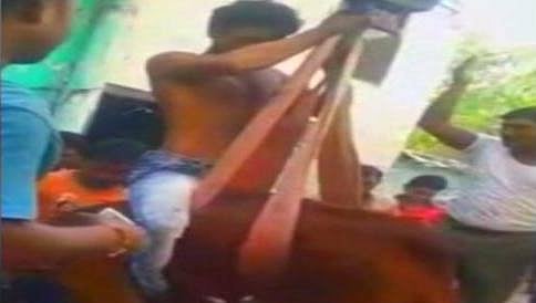 ಬಾವಿಗೆ ಬಿದ್ದ ಹಸುವನ್ನು ರಕ್ಷಿಸಿದ ಮುಸ್ಲಿಂ ಯುವಕ