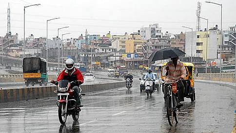ತುಂತುರು ಮಳೆಗೆ ನಡುಗಿದ ನಗರ