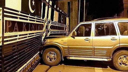 ವಾಘಾ ಬಾರ್ಡರ್: ಜೀಪನ್ನು ಭಾರತ-ಪಾಕ್ ಗಡಿ ಗೇಟ್ಗೆ ಗುದ್ದಿದ ಎನ್ಆರ್ಐ