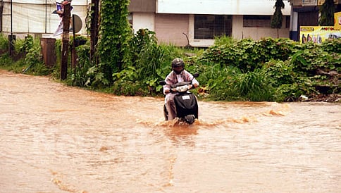 ದಶಕದ ಬಳಿಕ ತುಂಬಿ ಕೋಡಿ ಹರಿದ ಕೆರೆಗಳು!