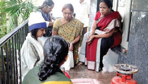ಪತಿ ಮನೆ ಎದುರು ಪತ್ನಿ ಪ್ರತಿಭಟನೆ