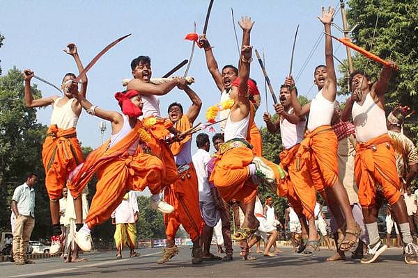<b>ಮಾರ್ಷಲ್ ಆರ್ಟ್...</b> ಒಡಿಶಾದ ಮಾಜಿ ಮುಖ್ಯಮಂತ್ರಿ ಹರೇಕೃಷ್ಣ ಮಹತಾಬ್ ಅವರ ಜನ್ಮ ದಿನಾಚರಣೆ ಅಂಗವಾಗಿ ಏರ್ಪಡಿಸಿದ್ದ ರೋಡ್ ಶೋ ಕಾರ್ಯಕ್ರಮದಲ್ಲಿ ಮಾರ್ಷಲ್ ಆರ್ಟ್ ಪ್ರತಿಭೆಗಳಿಂದ ಪ್ರದರ್ಶನ. <br>