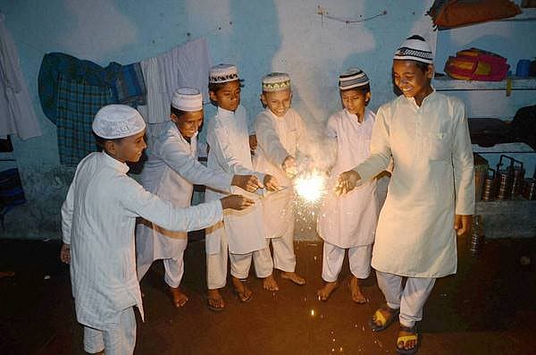 <b>ದೀಪಾವಳಿ ಸಂಭ್ರಮ...</b> ದೀಪಾವಳಿ ಹಬ್ಬದ ಪ್ರಯುಕ್ತ ಮಿರ್ಜಾಪುರ್ ನ ಮದರಾಸವೊಂದರ ಮುಸ್ಲಿಂ ಸಮುದಾಯದ ಬಾಲಕರು ಸುರಸುರ ಬತ್ತಿಯನ್ನು ಹಚ್ಚಿ ಸಂಭ್ರಮಿಸಿದ ಕ್ಷಣ.