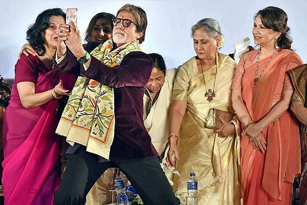 <b>ಮಲ್ಟಿಸ್ಟಾರ್ ಸೆಲ್ಫೀ... </b>21ನೇ ಕೋಲ್ಕತ್ತಾ ಅಂತಾರಾಷ್ಟ್ರೀಯ ಸಿನಿಮೋತ್ಸವದ ಉದ್ಘಾಟನೆಯಲ್ಲಿ ಬಾಲಿವುಡ್ ಸೂಪರ್ ಸ್ಟಾರ್ ಅಮಿತಾಬ್ ಬಚ್ಚನ್ ಸೆರೆಹಿಡಿಯುತ್ತಿರುವ ಗ್ರೂಪ್ ಸೆಲ್ಫೀಗೆ ಪೋಸ್ ನೀಡುತ್ತಿರುವ ಪತ್ನಿ ಜಯಾ ಬಚ್ಚನ್, ಪ.ಬಂಗಾಳ ಸಿಎಂ ಮಮತಾ ಬ್ಯಾನರ್ಜಿ, ನಟಿಯರಾದ ಶರ್ಮಿಳಾ ಟಾಗೋರ್, ವಿದ್ಯಾಬಾಲನ್