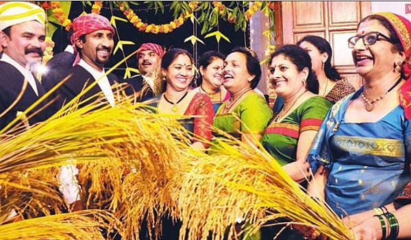 <b>ಹೊಸ ಪೈರು-ಹೊಸ ಕೊಯ್ಲು: </b>ಬೆಂಗಳೂರಿನಲ್ಲಿ ಕೊಡವ ಸಮಾಜ ಬಾಂಧವರು ಪುತ್ತರಿ ನಮ್ಮೆನ ಎಂಬ ಸುಗ್ಗಿ ಕಾರ್ಯಕ್ರಮವನ್ನು ಗುರುವಾರ ವಿಜೃಂಭಣೆಯಿಂದ ಆಚರಿಸಿದರು.