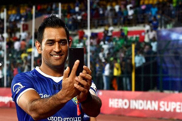 <b>ಮಹಿ ಸೆಲ್ಫೀ...</b> ಗುರುವಾರ ಚೆನ್ನೈನಲ್ಲಿ ನಡೆದ ಇಂಡಿಯನ್ ಸೂಪರ್ ಲೀಗ್ ಪಂದ್ಯದ ವೇಳೆ ಟೀಂ ಇಂಡಿಯಾ ನಾಯಕ ಮಹೇಂದ್ರ ಸಿಂಗ್ ಧೋನಿ ಅವರು ತಮ್ಮ ಸೆಲ್ಫೀ ತೆಗೆದುಕೊಂಡಿದ್ದು ಹೀಗೆ.