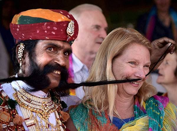 <b>ಜಡೆಗಿಂತ ಉದ್ದದ ಮೀಸೆ...</b> ರಾಜಸ್ಥಾನದ ಉದ್ದದ ಮೀಸೆಗಾರನೊಬ್ಬ ವಿದೇಶಿಗರನ್ನು ರಂಜಿಸಲು ತನ್ನ ಉದ್ದದ ಮೀಸೆಯನ್ನು ಪ್ರದರ್ಶಿಸುತ್ತಿರುವುದು.