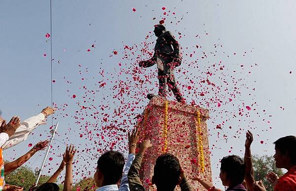 <b>ನೆಹರೂಗೆ ಮಕ್ಕಳಿಂದ ಪುಷ್ಪಾರ್ಚನೆ...</b> ಮಾಜಿ ಪ್ರಧಾನಿ ಜವಹರ್ ಲಾಲ್ ನೆಹರೂ ಅವರ 126ನೇ ಜಯಂತಿ ಹಿನ್ನೆಲೆ ಅಹಮದಾಬಾದ್ ನಲ್ಲಿ ಮಕ್ಕಳು ಹಾಗೂ ಸ್ಥಳೀಯರು ನೆಹರೂ ಪ್ರತಿಮೆಗೆ ಪುಷ್ಪಾರ್ಚನೆ ಮಾಡಿ ಸಂಭ್ರಮಿಸಿದ ಕ್ಷಣ.