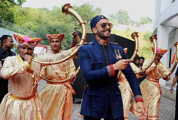 <b>ಬ್ಯಾಂಡ್ ಬಜಾ ಬಾಜಿರಾವ್ </b><b>ಮಸ್ತಾನಿ... </b>ಬುಧವಾರ ಮುಂಬೈನಲ್ಲಿ ಬಾಜಿರಾವ್ ಮಸ್ತಾನಿ ಚಿತ್ರದ ಪೋಸ್ಟರ್ ಬಿಡುಗಡೆ ವೇಳೆ ಚಿತ್ರದ ನಾಯಕ ರಣವೀರ್ ಸಿಂಗ್ ಅವರು ಕಾಣಿಸಿಕೊಂಡಿದ್ದು ಹೀಗೆ