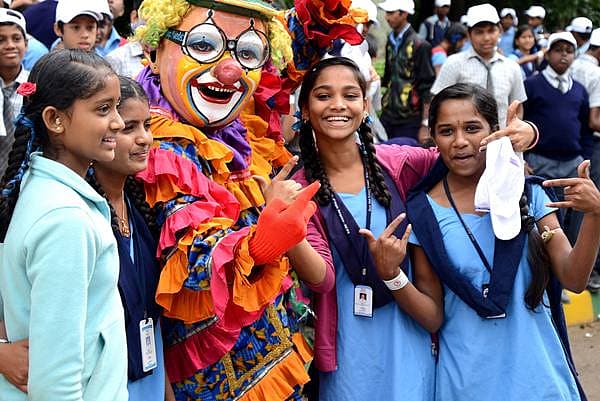 <b>ನಕ್ಕರದೇ ಸ್ವರ್ಗ... </b>ಬೆಂಗಳೂರಿನ ಕಬ್ಬನ್ ಪಾರ್ಕ್ ನಲ್ಲಿ ನಡೆದ ಅಂತಾರಾಷ್ಟ್ರೀಯ ಮಕ್ಕಳ ಹಕ್ಕುಗಳ ರಕ್ಷಣೆ ದಿನಾಚರಣೆಯಲ್ಲಿ ವಿದ್ಯಾರ್ಥಿನಿಯರು ಗೊಂಬೆ ನೃತ್ಯಗಾರನೊಂದಿಗೆ ನಗುವಿನ ಅಲೆಯಲ್ಲಿ ತೇಲಿದರು.<br><br>