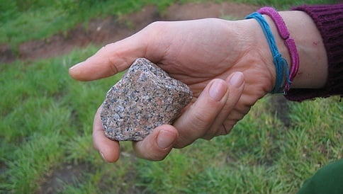 ಕಲ್ಲು ತೂರಾಟ: ಚಾಮರಾಜನಗರ ಡಿಸಿಗೆ ಗಾಯ