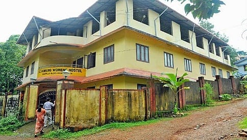 ಬಾಗಿಲೇ ಇಲ್ಲದ ಮಹಿಳಾ ಹಾಸ್ಟೆಲ್