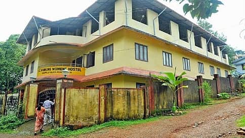 ಬಾಗಿಲೇ ಇಲ್ಲದ ಮಹಿಳಾ ಹಾಸ್ಟೆಲ್