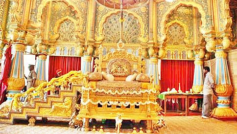 ವಿವಾದದತ್ತ ಸಿಂಹಾಸನ ಪರದೆ: ಸಿಂಹಾಸನಕ್ಕೆ ಹೊದಿಸಿದ್ದ ಪರದೆ ಸರಿಸುವ ಅಧಿಕಾರಿಗಳ ಯತ್ನ