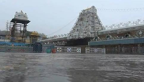 ತಿರುಮಲದಲ್ಲಿ ಭಾರಿ ಮಳೆ, ಭಕ್ತರ ಪರದಾಟ