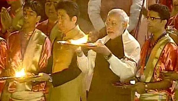 ವಾರಾಣಸಿಯಲ್ಲಿ ಮೋದಿ, ಜಪಾನ್ ಪ್ರಧಾನಿ ಅಬೆ ಗಂಗಾ ಆರತಿ ಕಾರ್ಯಕ್ರಮದ ಚಿತ್ರಗಳು