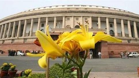 ಲೋಕಸಭೆಯಲ್ಲಿ 'ಗಾಂಧಿಗಿರಿ': ಬಿಜೆಪಿಯಿಂದ ಪ್ರತಿಭಟನಾನಿರತ 'ಕೈ'ಗೆ ಗುಲಾಬಿ ಹೂವು