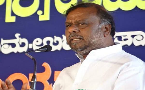 ಹೆಚ್.ಆಂಜನೇಯ, ಸಮಾಜ ಕಲ್ಯಾಣ ಸಚಿವ : ಅಟಲ್ ಬಿಹಾರಿ ವಾಜಪೇಯಿ ಅವರಿಗೆ ಭಾರತ ರತ್ನ ನೀಡಿರುವುದಕ್ಕೆ ಕರ್ನಾಟಕದಲ್ಲೂ ವಿರೋಧ ವ್ಯಕ್ತವಾಗಿತ್ತು. ಮುಂದೊಂದು ದಿನ ಬಿಜೆಪಿ ಸರ್ಕಾರ ಗೋಡ್ಸೆಗೂ ಭಾರತ ರತ್ನ ನೀಡಿದರೂ ಆಶ್ಚರ್ಯವಿಲ್ಲ. <br>