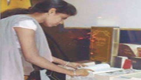 ವಿವಿಧ ಭಾಷೆಯ ಬೈಬಲ್ ಗ್ರಂಥ ಸಂಗ್ರಹ ಈಕೆಯ ಧರ್ಮ!