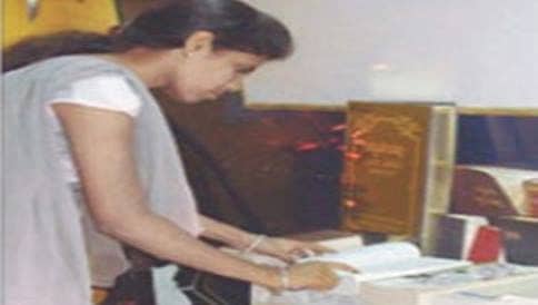 ವಿವಿಧ ಭಾಷೆಯ ಬೈಬಲ್ ಗ್ರಂಥ ಸಂಗ್ರಹ ಈಕೆಯ ಧರ್ಮ!