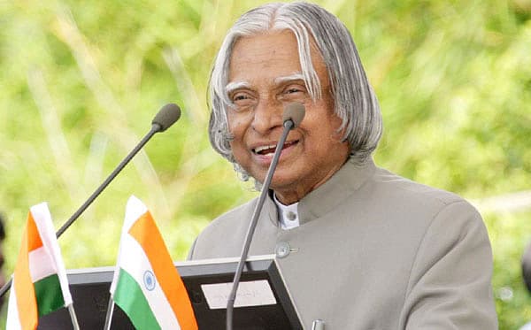 <b>ನಂ-3 ಅಬ್ದುಲ್ ಕಲಾಂ</b><br>ಅತಿ ಹೆಚ್ಚು ಶೋಧಕ್ಕೊಳಗಾದ ಭಾರತೀಯರ ಪಟ್ಟಿಯ ಮೂರನೇ ಸ್ಥಾನದಲ್ಲಿ ಮಾಜಿ ರಾಷ್ಟ್ರಪತಿ ಮತ್ತು ಖ್ಯಾತ ವಿಜ್ಞಾನಿಗಳಾದ ಅಬ್ದುಲ್ ಕಲಾಂ ಅವರಿದ್ದು, ಇದೇ ವರ್ಷ ಕಲಾಂ ಅವರು  ವಿಧಿವಶರಾಗಿದ್ದರು. ಕಳೆದ ಜುಲೈ 27ರಂದು ಕಲಾಂ ಅವರು ನಮ್ಮನ್ನಗಲಿದ್ದರು.