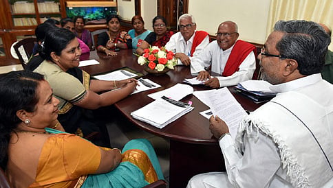 ಉಮಾಶ್ರೀ ಭರವಸೆ, ಪ್ರತಿಭಟನೆ ಹಿಂದಕ್ಕೆ