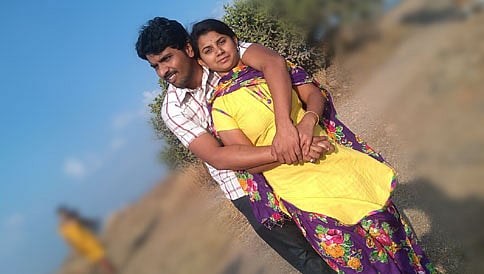 ಹಬ್ಬಕ್ಕೆಂದು ಮನೆಗೆ ಹೋದಾಗ ಕಾಲ್ಗೆಜ್ಜೆ ಶಬ್ದ ಕೇಳಿತು
