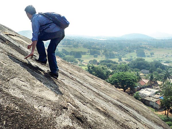 <b>ಚನ್ನರಾಯನ ದುರ್ಗವೇ ಚೆನ್ನ</b>: ಚನ್ನರಾಯನದುರ್ಗ ತುಮಕೂರು ಜಿಲ್ಲೆ ಮಧುಗಿರಿಯ ಬಳಿ ಇರುವ ಸಣ್ಣ ಹಳ್ಳಿ. ಇಲ್ಲಿಯ ಬೆಟ್ಟವು ಕರ್ನಾಟಕದ ಅಗ್ರ ಶ್ರೇಣಿಯ ದುರ್ಗಗಳಲ್ಲಿ ಒಂದು. ಚಾರಣಪ್ರಿಯರಿಗೆ ಒಳ್ಳೆಯ ಅನುಭವವ. ದುರ್ಗದ ಅರ್ಧ ಭಾಗವನ್ನು ಪ್ರಯಾಸದಿಂದಲೇ ಕ್ರಮಿಸಬೇಕು. ಏಕೆಂದರೆ ಇದಕ್ಕೆ ಸರಿಯಾದ ಮಾರ್ಗವಾಗಲೀ ಅಥ