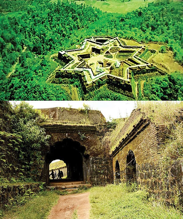 <b>ಮಂಜರಾಬಾದ್ ಮಹಿಮೆ</b>: ಹಾಸನ ಜಿಲ್ಲೆಯ ಸಕಲೇಶಪುರ ತಾಲೂಕಿನ ಪಶ್ಚಿಮಘಟ್ಟದ ಮಡಿಲಲ್ಲಿರುವ ಮಂಜರಾಬಾದ್ ಕೋಟೆಯನ್ನು ಮಳೆಗಾಲದಲ್ಲೊಮ್ಮೆ ನೋಡಿ. ಸಕಲೇಶಪುರದಿಂದ ಮಂಗಳೂರಿಗೆ ಹೋಗುವ ರಾಷ್ಟ್ರೀಯ ಹೆದ್ದಾರಿ 48 ರಲ್ಲಿ 6.4 ಕಿ.ಮೀ ಸಾಗಿದರೆ ಪಶ್ಚಿಮಘಟ್ಟದ ತಿರುವು ರಸ್ತೆ ಆರಂಭವಾಗುವ ಮುನ್ನವೇ ದೋಣಿಗಾಲ್ ಎಂಬ ಗ್ರಾ